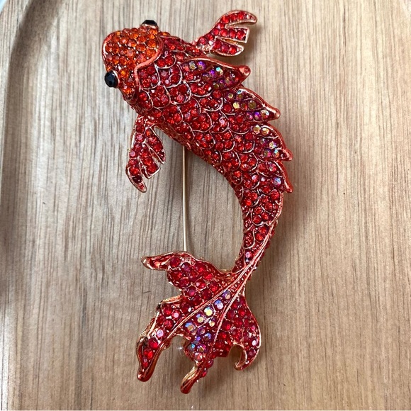 ✨Betsey Johnson Sakana Crystal Brooch - Picture 1 of 12